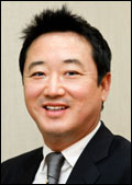 이웅열(기업인/코오롱그룹회장)
코오롱그룹(회장 이웅열·사진)은 오는 16일 서울 청담동 ‘비하이브’에서 대학생 300명을 초대해 ‘코오롱 헬로드림 토크콘서트’를 진행한다고 11일 밝혔다.