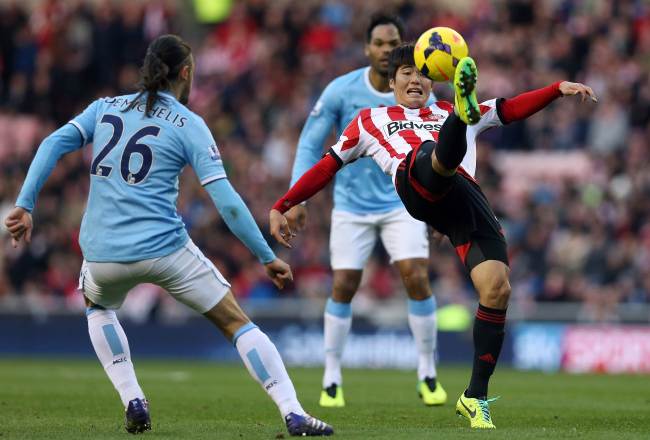 기성용(축구선수/선덜랜드AFC미드필더)
Sunderland’s Ki Sung-yueng tries to clear the ball against Manchester City on Sunday.   AFP-Yonhap News