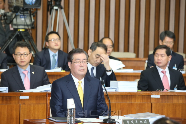 11일 국회에서 열린 황찬현 감사원장 후보자에 대한 인사청문회는 ‘부실자료 제출 논란’으로 시작부터 고성이 오갔다. 업무추진비 사용 내역이나 외국환 환전 기록 등 국회의 제출 요구 자료에 대해 황 후보자 측이 제출을 거부하거나, 늑장 제출한 것에 대해 야당이 거세게 비판했다.