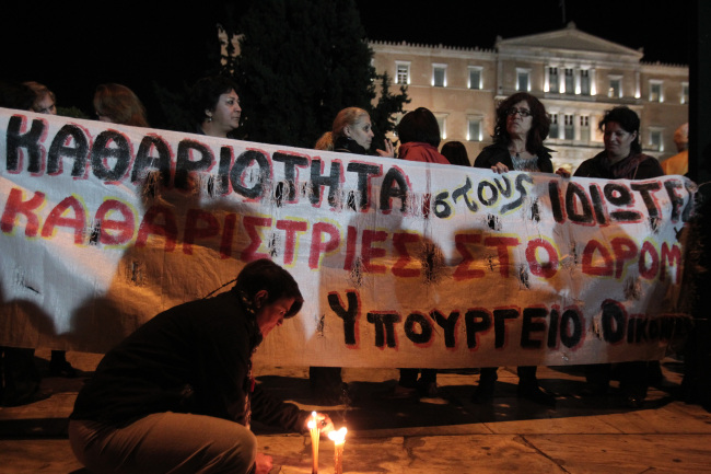 Demonstrators protest during a rally staged by Greece’s main opposition Radical Left Coalition party outside the parliament in Athens on Sunday.   Xinhua-Yonhap News