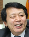 이성(기초단체장/정당인/서울특별시구로구구청장/서울국제초단편영상제조직위원장)
서울 구로구(구청장 이성ㆍ사진)가 자원봉사단체 연합회, (주)사람인, KT&G, AK플라자 등 16개 후원단체와 손잡고 내달까지 저소득 취약계층을 위한 사랑의 김장 나누기 릴레이 행사를 펼친다.