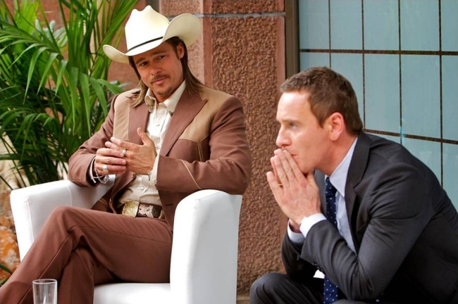 브래드피트(좌부터/BradPitt/영화배우),마이클패스벤더(MichaelFassbender/영화배우)
화려한 말의 성찬이다. 요즘 유행하는 냉소적인 말로 하면 ‘허세 작렬’이다. 미국 현대 문학을 대표하는 작가 중 한명인 코맥 맥카시의 시나리오에선 마약 밀매상이 괴테와 플라톤을 들먹이며 훈계조의 철학을 늘어놓고, 변호사와 만나 영화 ‘보디 히트’의 대사로 대화를 한다