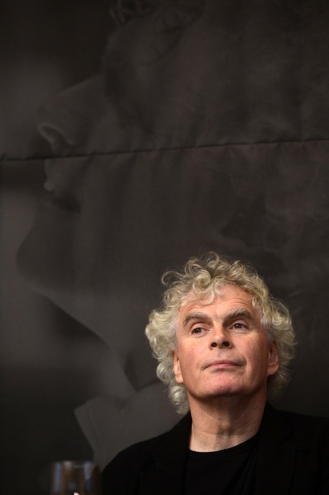 Berliner Philharmoniker’s chief conductor and artistic director Simon Rattle speaks at a press conference in Seoul on Monday.   Park Hae-mook/The Korea Herald