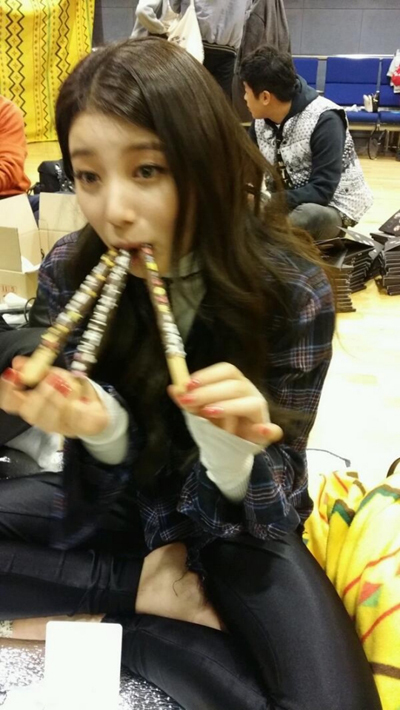 수지(배수지/가수/미쓰에이)
걸그룹 미쓰에이의 멤버 수지가 빼빼로를 입에 문 코믹한 사진을 공개했다.