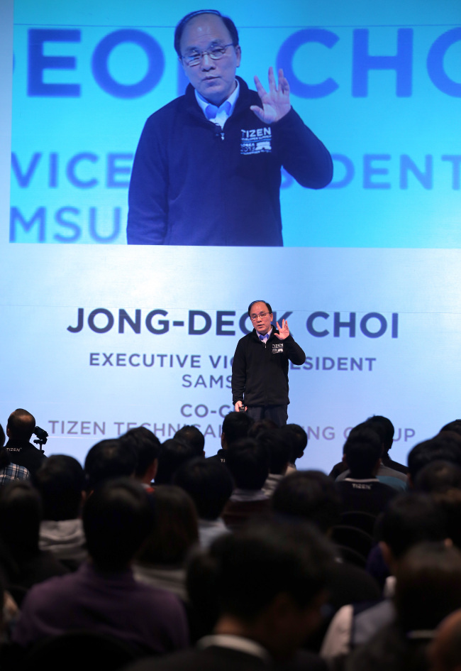 Choi Jong-deok, executive vice president of Samsung Electronics Software Center and Software Platform Team, delivers a keynote speech at the first Tizen Developer Summit Korea on Monday at the Ritz Carlton hotel in Seoul.   Yonhap News