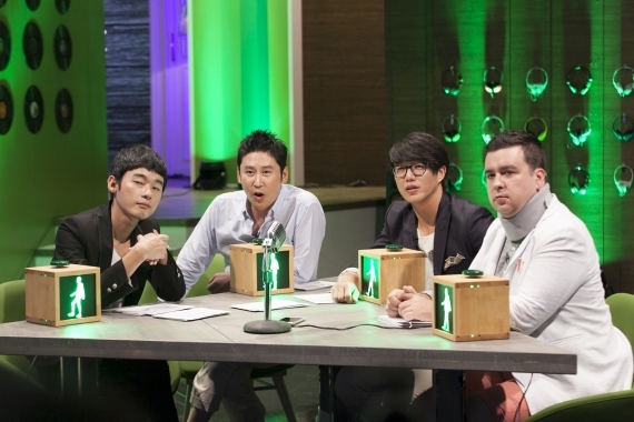허지웅(좌부터/영화평론가/기자),신동엽(MC/개그맨),성시경(가수),샘해밍턴(SamHammington/개그맨)
요즘 지상파 토크쇼들이 힘들다. ‘고쇼’에 이어 ‘화신’도 폐지됐다. 지상파에서 스타에게 질문하고 대답을 듣는 토크쇼는 ‘힐링캠프’와 ‘해피투게더’정도다. ‘라디오스타’는 진행자의 질문에 대한 게스트의 답변을 듣는 토크쇼가 아니다.
