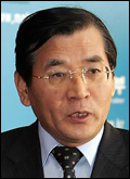 김대환(교수/공무원/경제사회발전노사정위원회위원장/인하대학교교수)
김대환 노사정위원회 위원장은 12일 지속가능한 노사관계 패러다임을 구축하기 위해 우리 특성에 맞는 비전과 전략을 구축해야 한다고 강조했다.