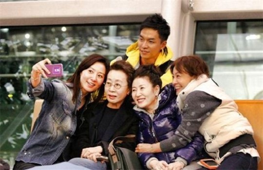 김희애(좌부터/탤런트/영화배우),윤여정(탤런트/영화배우),이승기(가수/탤런트),김자옥(탤런트/영화배우),이미연(영화배우)
tvN ‘꽃보다 누나’ 촬영 후기가 전해져 시청자들의 기대감을 높이고 있다.