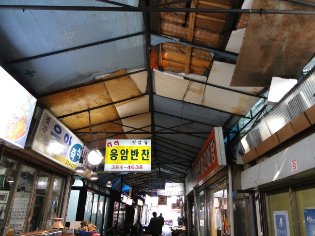 서울 은평구(구청장 김우영)는 12일 오전11시 전통시장 활성화사업의 일환으로 추진해온 신응암시장 시설현대화사업 준공식을 진행한다. 준공식과 함께 시장상인들은 끄덕반찬 시식회와 독거어르신 150명을 초청 점심식사도 대접할 예정이다.