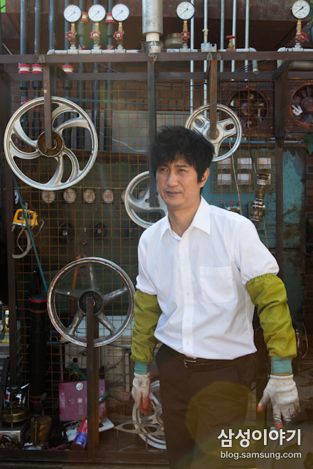 안내상(영화배우/탤런트)
여전히 취업난이다. 20대 경제활동 참가율은 지난 90년 이후 최저치로 떨어졌고, 대졸 신입 공채에는 100명 중 3.5명 만이 채용(경영자협회 취업실태 조사)되는 현실이다. 그래도 ‘대기업 입사’만을 일생의 꿈으로 삼는 취업준비생이 있다. 청년들의 취업난에 “요즘 대학생들은 열정은 없고 학점과 취업에만 신경쓴다”는 이야기도 심심치 않다. 주인공 장선재의 열정과 희망은 어디에서 나왔을까.