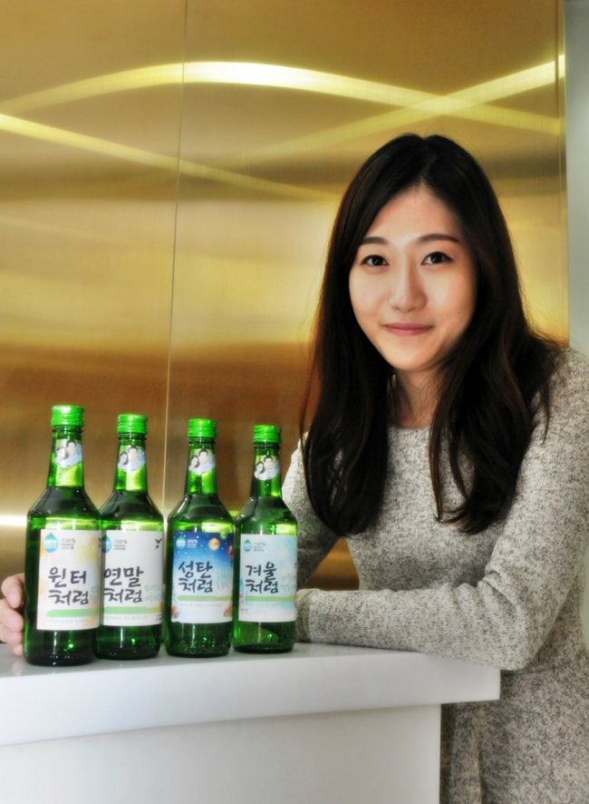 롯데주류의 소주 브랜드 ‘처음처럼’의 라벨을 소비자 취향에 맞게 바꿔달 수 있는 이벤트가 진행된다. 이 회사가 예시로 보여준 건 ‘성탄처럼’, ‘겨울처럼’ 등이지만, 고객의 입장에선 얼마든지 톡톡튀게 변주가 가능하다.