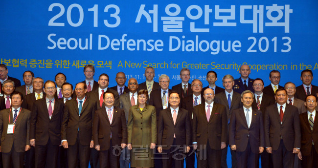 2013서울안보대화가 12일 서울 웨스틴 조선호텔에서 개막돼 정홍원 국무총리, 김관진 국방장관 및 24개국 참석자들이 기념촬영을 하고 있다.<br />김명섭 기자 msiron@heraldcorp.com
2013서울안보대화가 12일 서울 웨스틴 조선호텔에서 개막돼 정홍원 국무총리, 김관진 국방장관 및 24개국 참석자들이 기념촬영을 하고 있다.
김명섭 기자 msiron@heraldcorp.com