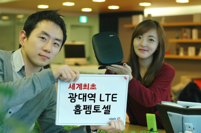 KT는 12일 세계 최초로 가정 등 소규모 상점에서 운영할 수 있는 광대역 LTE 펨토셀(초소형기지국)을 개발, 연내 순차적으로 상용화한다고 밝혔다.