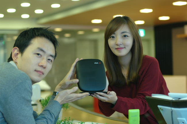 KT는 12일 세계 최초로 가정 등 소규모 상점에서 운영할 수 있는 광대역 LTE 펨토셀(음영지역에 구축하는 초소형기지국)을 개발, 연내 순차적으로 상용화한다고 밝혔다.
