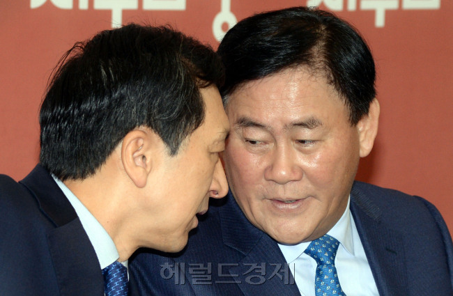 새누리당 최경환 원내대표와 김기현 정책위의장은 12일 오전 국회에서 원내대책회의를 열고 황찬현 감사원장 후보자와 문형표 보건복지부장관 후보자 인사청문회 대책을 논의하고 있다. 박현구 기자phko@heraldcorp.com
새누리당 최경환 원내대표와 김기현 정책위의장은 12일 오전 국회에서 원내대책회의를 열고 황찬현 감사원장 후보자와 문형표 보건복지부장관 후보자 인사청문회 대책을 논의하고 있다. 박현구 기자phko@heraldcorp.com
새누리당 최경환 원내대표와 김기현 정책위의장은 12일 오전 국회에서 원내대책회의를 열고 황찬현 감사원장 후보자와 문형표 보건복지부장관 후보자 인사청문회 등 향후 국정 대책을 논의하고 있다.
박현구 기자/phko@