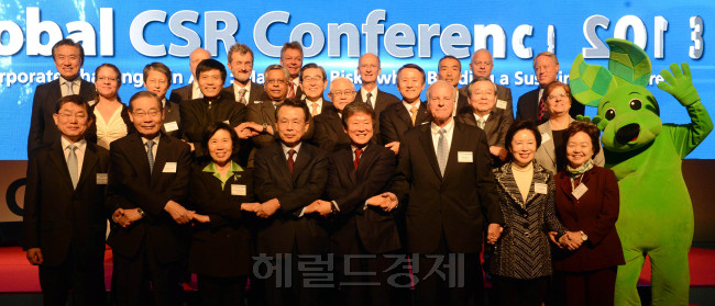 12일 오전 서울 광진구에 소재한 워커힐호텔 컨벤션 비스타홀에서 유엔글로벌콤팩트(UNGC)한국협회와 윤리준법경영인학회(ECOA)의 공동주체로 이승한 유엔글로벌콤팩트 한국협회회장, 한승수 글로벌 CSR컨퍼런스 2013조직위원장이 참석한 가운데 아시아에서 기업의 도전: 위기관리와 지속가능미래구축의 주제하에 글로벌CSR컨퍼런스 2013이 열렸다. 참석자들이 기념촬영을 하고 있다.<br />이상섭 기자. babtong@heraldcorp.com 2013.11.12
12일 오전 서울 광진구에 소재한 워커힐호텔 컨벤션 비스타홀에서 유엔글로벌콤팩트(UNGC)한국협회와 윤리준법경영인학회(ECOA)의 공동주체로 이승한 유엔글로벌콤팩트 한국협회회장, 한승수 글로벌 CSR컨퍼런스 2013조직위원장이 참석한 가운데 아시아에서 기업의 도전: 위기관리와 지속가능미래구축의 주제하에 글로벌CSR컨퍼런스 2013이 열렸다. 참석자들이 기념촬영을 하고 있다.
이상섭 기자. babtong@heraldcorp.com 2013.11.12