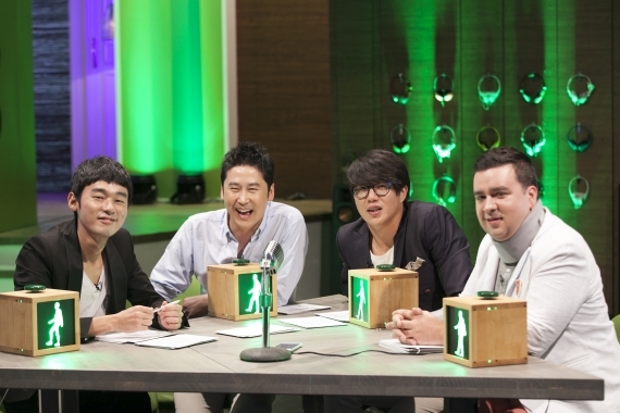 허지웅(좌부터/영화평론가/기자),신동엽(MC/개그맨),성시경(가수),샘해밍턴(SamHammington/개그맨)
요즘 지상파 토크쇼들이 힘들다. ‘고쇼’에 이어 ‘화신’도 폐지됐다. 지상파에서 스타에게 질문하고 대답을 듣는 토크쇼는 ‘힐링캠프’와 ‘해피투게더’정도다. ‘라디오스타’는 진행자의 질문에 대한 게스트의 답변을 듣는 토크쇼가 아니다.