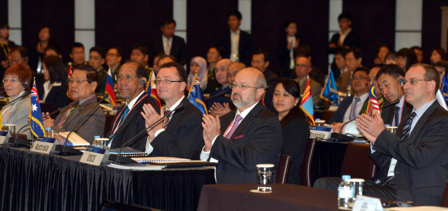 Senior defense officials from 21 Asia-Pacific countries and three international organizations listen to Prime Minister Chung Hong-won at the opening ceremony of the Seoul Defense Dialogue, a multilateral security forum hosted by Korea, Tuesday. (Related story on Page 3)   Kim Myung-sub/The Korea Herald