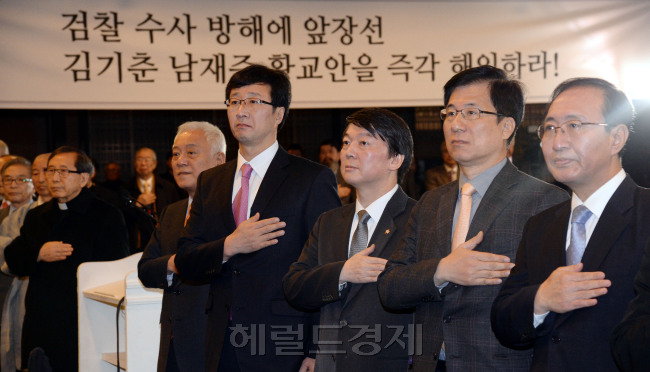 김한길(좌부터/국회의원/민주당당대표),천호선(정당인/전정무직공무원/정의당대표),안철수(국회의원/국회)
민주당의 럭비공 같은 행태는 좀처럼 감을 잡을 수 없다. 장외투쟁, 원내투쟁, 민생법안 처리 등 오락가락하면서 어제와 오늘의 행태가 다르기 때문이다. 국회활동을 중단한 민주당은 ‘이번엔 다르다’며 박근혜 대통령을 상대로 결기를 다지고 있다. 안철수 의원 가세는 큰 힘이라고 장담하고 있다.