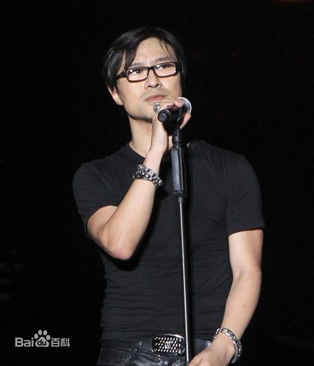 왕펑(WangFeng/가수)
그의 두 번째 부인이자 첫딸의 생모인 거후이제(26)는 심지어 “중국문화국이 그를 연예계에서 퇴출시키는 것을 심각하게 고민해봐야 한다”며 서슬퍼런 독설을 퍼부었다.