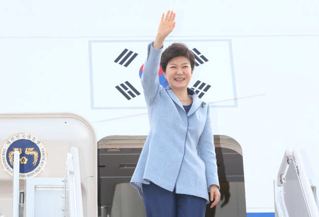 박근혜(대통령/대한민국대통령)
박근혜 대통령이 6박8일간의 프랑스.영국.벨기에 유럽연합 등 서유럽 순방을 마치고 9일 오전 경기도 성남시 서울공항에 도착, 취재진에 손을 흔들어 인사하고 있다. (연합뉴스)