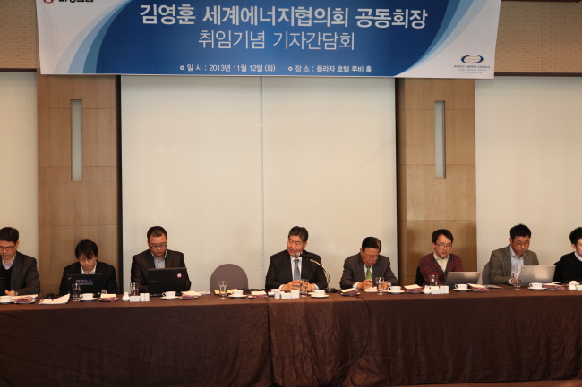김영훈(기업인/대성그룹회장/세계에너지협의회공동의장)
김영훈 대성그룹 회장은 블라디미르 푸틴 러시아 대통령의 방한과 관련, 12일 “푸틴 대통령이 오는 것은 극동, 즉 한국ㆍ중국ㆍ일본으로 천연가스를 수출하는 것에 목적이 있지 않나 생각한다”며 “푸틴 대통령의 이번 방한을 적극 활용해야 한다”고 밝혔다.