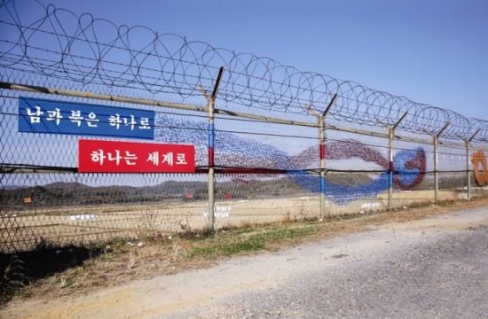 경기관광공사(사장 황준기)는 정전 60주년 기념해 민통선 철책구간인 DMZ 에코뮤지엄거리와 평화누리 공원에서 국내 유명작가 고승관, 김상균, 박선기 등 8명과 피에르 마리 르준(프랑스)외 중국, 일본 외국작가 3인 등 모두 12명이 참여한 ‘The Line - 예술로 통일의 길을 열다’展을 개최한다고 12일 밝혔다.