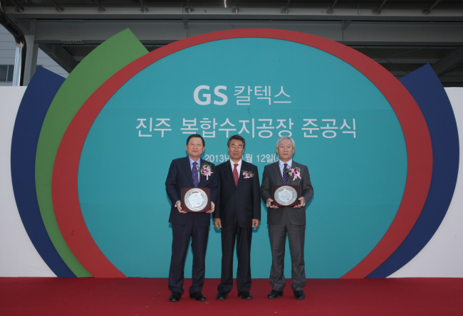 허동수(좌부터/기업인/GS칼텍스회장),이창희(기초단체장/경상남도진주시시장),허진수(기업인/GS칼텍스대표이사부회장)
그룹 발원지인 경남 진주에 복합수지공장을 준공한 GS칼텍스가 지난 12일 공장 준공식에서 진주시로부터 감사패를 받았다. 허동수(왼쪽부터) GS칼텍스 회장, 이창희 진주시장, 허진수 GS칼텍스 부회장이 기념촬영을 하고 있다.  [사진제공=GS칼텍스]