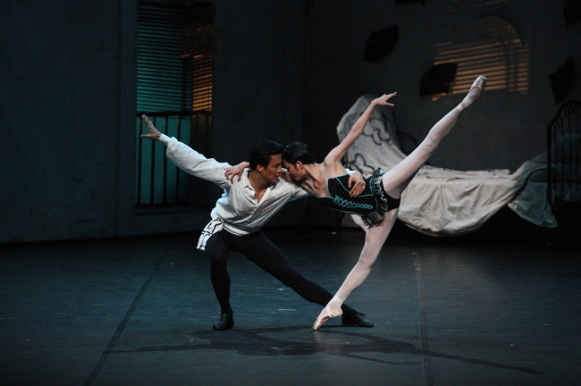 Korea National Ballet’s principal dancers Kim Ji-young (right) and Lee Young-cheol star as Carmen and Don Jose in French choreographer Roland Petit’s “Carmen” at Tianqiao Theatre in Beijing, China, Tuesday.   Korea National Ballet