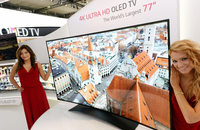삼성전자와 LG전자가 세계 최대 가전전시회인 미국의 CES(Consumer Electronics Show)의 혁신상을 대거 휩쓸었다. 양사의 대거 수상은 수년째 이어지면서 시상식의 상례가 될 정도가 됐다. 우리 전자산업의 위상을 보여주는 결과다.