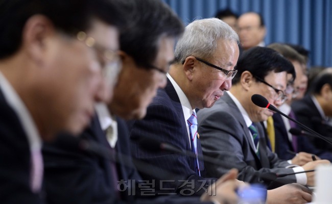 13일 오전 서울 세종로 정부서울청사에서 현오석 기획재정부 장관이 제4차 경제 및 민생 활성화 대책회의 및 제25차 경제관계장관회의를 주재하고 있다. 박해묵 기자/mook@heraldcorp.com
13일 오전 서울 세종로 정부서울청사에서 현오석 기획재정부 장관이 제4차 경제 및 민생 활성화 대책회의 및 제25차 경제관계장관회의를 주재하고 있다. 박해묵 기자/mook@heraldcorp.com
13일 오전 서울 세종로 정부서울청사에서 현오석 기획재정부 장관이 제4차 경제 및 민생 활성화 대책회의 및 제25차 경제관계장관회의를 주재하고 있다. 박해묵 기자/mook@heraldcorp.com
현오석 부총리 겸 기획재정부 장관이 13일 오전 서울 세종로 정부서울청사에서 경제·민생 활성화 대책회의와 경제관계장관회의를 주재하고 있다. 현 부총리는 이날 “우리 경제는 지금 정상 성장궤도로 턴어라운드(Turn around)하느냐, 반짝 회복 후 다시 저성장의 늪에 빠지느냐는 중대한 분수령에 놓여 있다”며 속도감 있는 정책대응을 주문했다.  박해묵 기자/mook@heraldcorp.com