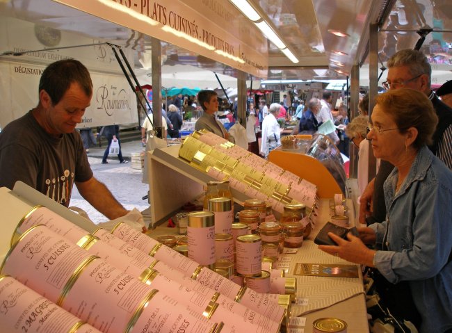 Foie gras fans and gastronomes flock to sellers of duck and goose foie gras at an open-air market in Sarlat, France. The Dordogne region in southwestern France is the heart of French foie gras farms.   Milwaukee Journal Sentinel/MCT