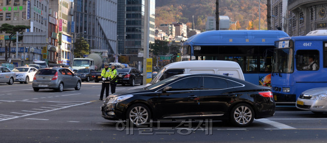 서울지방경찰이 지난 1일 정지선위반단속을 집중적으로 나선 가운데 12일 오후 서울 한국은행앞 네거리에는 정지선 위반 차량을 경찰이 단속조차 하지 않고 있다.<br />이상섭 기자. babtong@heraldcorp.com 2013.11.12
서울지방경찰이 지난 1일 정지선위반단속을 집중적으로 나선 가운데 12일 오후 서울 한국은행앞 네거리에는 정지선 위반 차량을 경찰이 단속조차 하지 않고 있다.
이상섭 기자. babtong@heraldcorp.com 2013.11.12
정지선 위반?…경찰은 강건너 불구경!