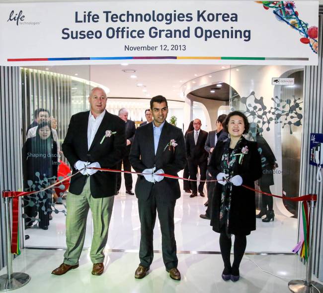 Life Technologies executives attend the ceremony for the opening of its Seoul office on Tuesday. From left are Mark Smedley, head of global commercial integration, Joydeep Goswami, president of Asia-Pacific and Japan, and Seok Soo-jin, general manager of Korea.   Life Technologies