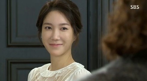 이지아(탤런트)
2년 만에 드라마 ‘세 번 결혼하는 여자’로 컴백한 이지아<사진>가 얼굴 부기로 인해 표정 연기가 잘 되지 않고 있다. 부자연스러운 표정연기를 펼치는 이지아에 대해 누리꾼들은 “성형을 했다” “얼굴이 바뀌었다” “보톡스를 엄청 맞았군” 등의 의견을 내놓고 있지만, 소속사는 “몸이 좋지 않아 부기가 있는 상태에서 촬영을 감행했을 뿐 전혀 시술받은 적이 없다”고 밝히고 있다.