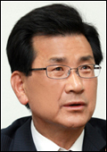 이시종(광역단체장/전국회의원/충청북도도지사)
충청북도 청남대관리사업소는 ‘노무현 대통령 주간행사’의 개막식이 13일 오후 이시종<사진> 충북 도지사와 도내 기관·단체장, 노무현재단 및 봉화재단 관계자, 광주노씨종친회, 문의면 주민 등 200여 명이 참석한 가운데 개최된다고 밝혔다.