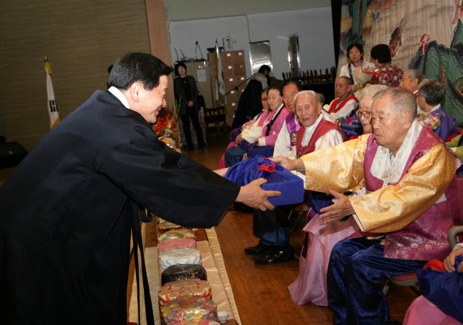 “어르신들 오래오래 사세요”