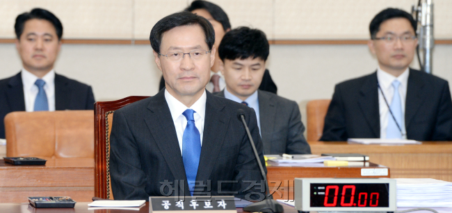 김진태 검찰총장 내정자에 대한 인사청문회가 13일 열렸다. 김 내정자는 이순신 장군의 어록을 인용 “다시 부름을 받은 만큼 직무에 충실하겠다”고 밝혔다. 민주당은 반드시 낙마시킨다는 각오로 장남의 병역 기피 의혹 등을 파고들었다. ,  박현구 기자/phko@heraldcorp.com