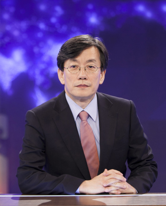 손석희(방송인/전아나운서/JTBC보도담당사장)
손석희 효과’가 나타났다. 손 앵커의 진행으로 지난 9월 16일 첫 방송된 JTBC ‘뉴스9’이 자체최고시청률을 경신하며, 3% 돌파를 눈앞에 두고 있다.