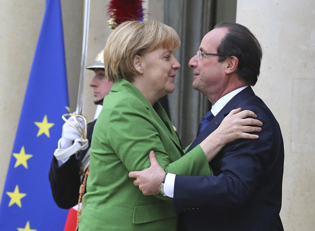 앙겔라메르켈(좌부터/AngelaMerkel/정치인/독일총리),프랑수아올랑드(FrancoisHollande/정치인/프랑스대통령)
French President Francois Hollande (right) greets German Chancellor Angela Merkel at the Elysee Palace in Paris on Tuesday.    AP-Yonhap News