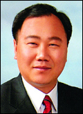 김인호(광역의원/서울특별시의회의원)
서울시의회 재정경제위원장을 맡고 있는 민주당 김인호<사진> 시의원(동대문3)은 최근 시교육청이 발표한 급식 식재료 구매 방법 개선방안에 대해 “친환경 학교급식의 후퇴이자 포기”라며 즉각 철회하라고 요구했다.