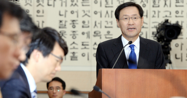 Prosecutor General nominee Kim Jin-tae answers questions during his parliamentary confirmation hearing Wednesday. At the hearing, Kim denied Democratic Party lawmakers’ claims that he received money from the country’s largest conglomerate Samsung Group. The main opposition also suspects Kim of making speculative real estate investments, and has raised questions about the process of his son being exempted from the National Service.   Park Hyun-koo/The Korea Herald