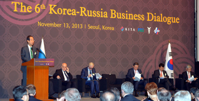Han Duck-soo, chairman and CEO of the Korea International Trade Association, delivers the opening speech of the sixth Korea-Russia Business Dialogue at Lotte Hotel Seoul on Wednesday.   Kim Myung-sub/The Korea Herald