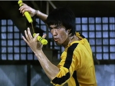 이소룡(리샤오룽/BruceLee/영화배우)
홍콩의 전설적인 액션 스타 이소룡의 사망 40주년을 맞아 리샤오룽의 상징인 쌍절곤과 운동복이 경매된다.
