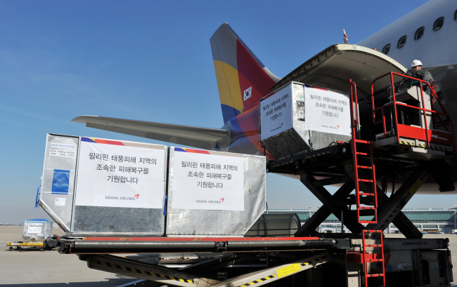Asiana Airlines dispatches relief supplies to victims of Typhoon Haiyan in the Philippines from Incheon International Airport on Wednesday.   Asiana Airlines