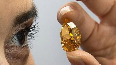 엄청난 고가에 낙찰된 이 다이아몬드는 오렌지 색을 띠고 있어 ‘파이어 다이아몬드(fire diamond)’로 불리며 경매에 나오는 일이 흔치 않다고 한다. 미국 보석감정협회(GIA)는 이 다이아몬드에 대해 “환상적으로 선명한 빛깔을 띤다”며 유색 다이아몬드 중 최고등급인 팬시 비비드(Fancy Vivid, FV) 등급으로 분류했다.