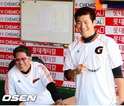 김시진(좌부터/야구감독/전야구선수/롯데자이언츠),강민호(야구선수/롯데자이언츠포수)
프로야구 롯데 자이언츠가 자유계약선수(FA) 자격을 얻은 포수 강민호와 역대 FA 최고액에 계약을 맺어 잔류하게 되자 김시진 롯데 감독이 구단에 고마움의 뜻을 표했다.