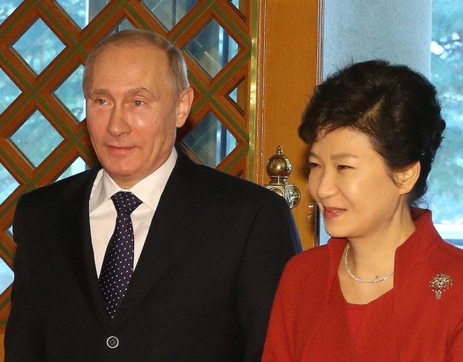 블라디미르푸틴(좌부터/VladimirPutin/정치인/러시아대통령),박근혜(대통령/대한민국대통령)
Presidents Park Geun-hye of South Korea and Vladimir Putin of Russia held summit talks on Wednesday in Seoul and agreed to broaden economic cooperation including a Russian-led project to develop a North Korean border port that will set the basis for an envisioned railway link from Korea to Siberia.