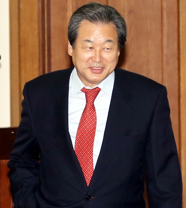 김무성(국회의원)
The prosecution on Wednesday questioned ruling party heavyweight Rep. Kim Moo-sung as its probe into the alleged illegal leaking of the 2007 inter-Korean summit records entered the final stretch.