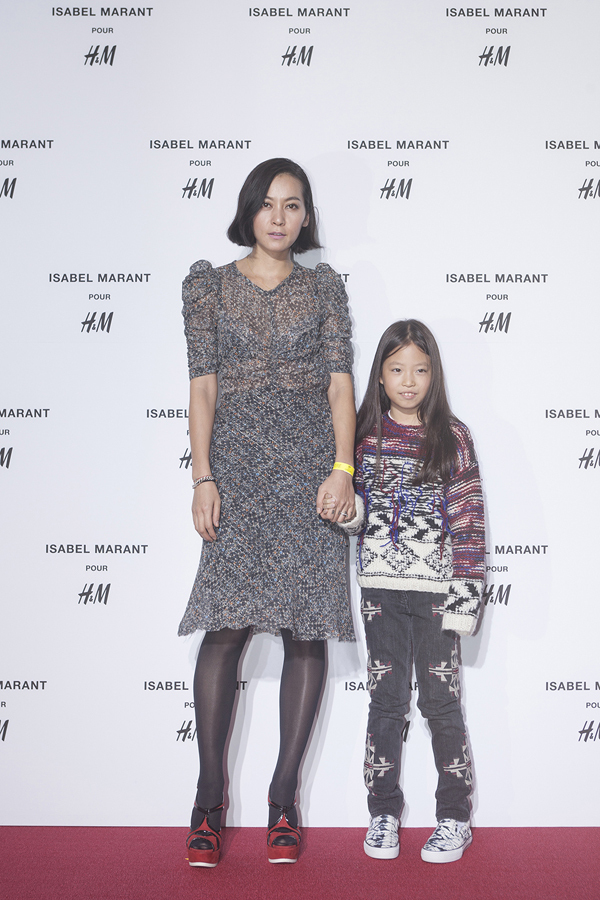 이유(이혜진/모델)
지난 12일 명동 눈스퀘어에서 열린 H&M 이자벨마랑 콜라보레이션 프리 쇼핑 행사때 참석한 모델 이유와 딸. 사진=H&M코리아 제공